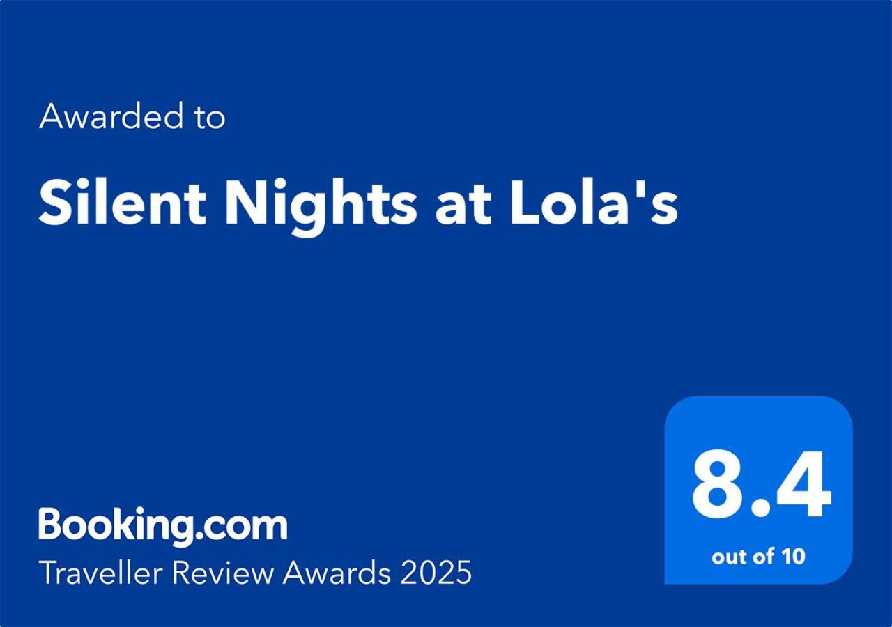 Silent Nights At Lola's Apartamento *